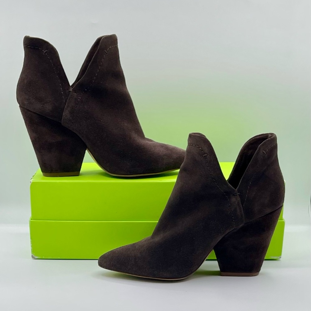 SPLENDID Cheryl Suede Heel Booties in Dark Brown. Size 6